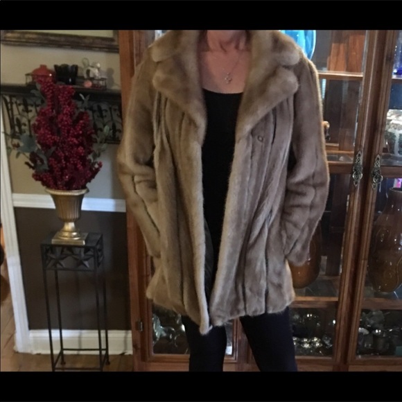 Mink coat needs home in a 🥶city t - Picture 4 of 4